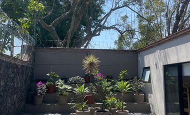 Residencia contemporánea en privada con alberca, jardín y bungalow independiente en Cuernavaca