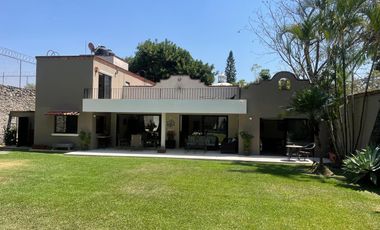 Residencia contemporánea en privada con alberca, jardín y bungalow independiente en Cuernavaca