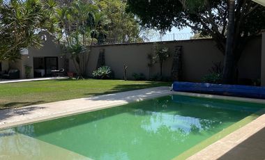Residencia contemporánea en privada con alberca, jardín y bungalow independiente en Cuernavaca