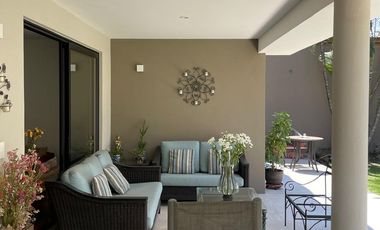 Residencia contemporánea en privada con alberca, jardín y bungalow independiente en Cuernavaca