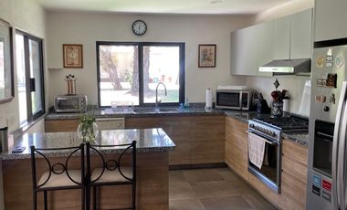 Residencia contemporánea en privada con alberca, jardín y bungalow independiente en Cuernavaca