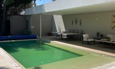 Residencia contemporánea en privada con alberca, jardín y bungalow independiente en Cuernavaca