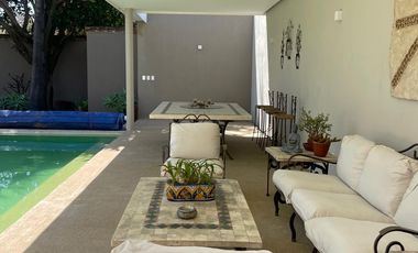 Residencia contemporánea en privada con alberca, jardín y bungalow independiente en Cuernavaca
