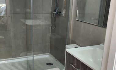 Se vende por traslado departamento 1 d, estacionamiento, edificio full