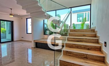 Casa en Venta en Cancun en Residencial Lagos del Sol con Alberca y Terraza Amplia