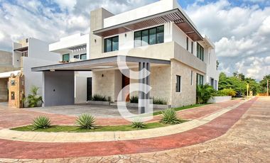 Casa en Venta en Cancun en Residencial Lagos del Sol con Alberca y Terraza Amplia