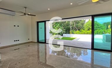 Casa en Venta en Cancun en Residencial Lagos del Sol con Alberca y Terraza Amplia