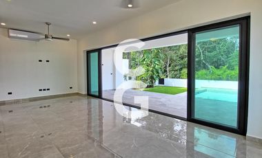 Casa en Venta en Cancun en Residencial Lagos del Sol con Alberca y Terraza Amplia