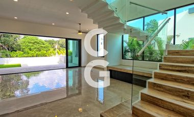 Casa en Venta en Cancun en Residencial Lagos del Sol con Alberca y Terraza Amplia