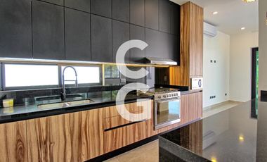 Casa en Venta en Cancun en Residencial Lagos del Sol con Alberca y Terraza Amplia