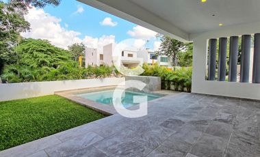 Casa en Venta en Cancun en Residencial Lagos del Sol con Alberca y Terraza Amplia