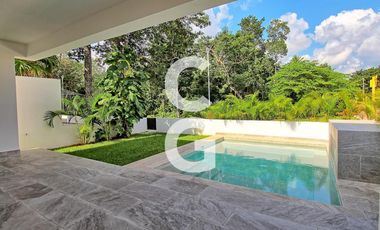 Casa en Venta en Cancun en Residencial Lagos del Sol con Alberca y Terraza Amplia