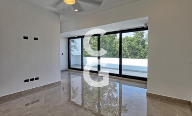 Casa en Venta en Cancun en Residencial Lagos del Sol con Alberca y Terraza Amplia