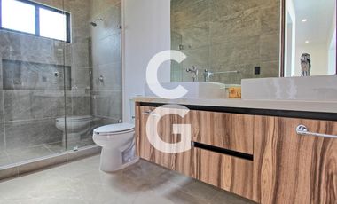 Casa en Venta en Cancun en Residencial Lagos del Sol con Alberca y Terraza Amplia