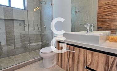 Casa en Venta en Cancun en Residencial Lagos del Sol con Alberca y Terraza Amplia