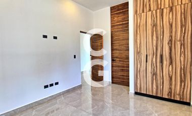 Casa en Venta en Cancun en Residencial Lagos del Sol con Alberca y Terraza Amplia
