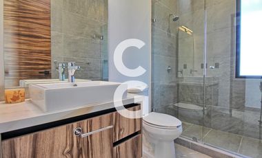 Casa en Venta en Cancun en Residencial Lagos del Sol con Alberca y Terraza Amplia