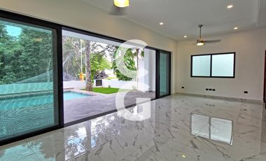 Casa en Venta en Cancun en Residencial Lagos del Sol con 4 Recamaras y Alberca
