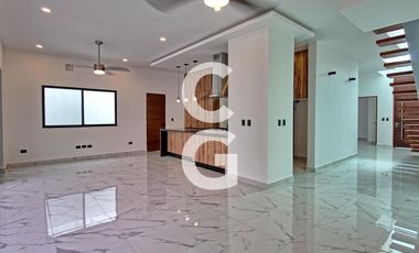 Casa en Venta en Cancun en Residencial Lagos del Sol con 4 Recamaras y Alberca
