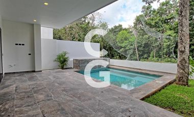 Casa en Venta en Cancun en Residencial Lagos del Sol con 4 Recamaras y Alberca