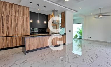 Casa en Venta en Cancun en Residencial Lagos del Sol con 4 Recamaras y Alberca