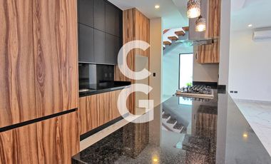 Casa en Venta en Cancun en Residencial Lagos del Sol con 4 Recamaras y Alberca