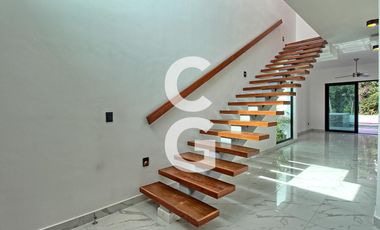 Casa en Venta en Cancun en Residencial Lagos del Sol con 4 Recamaras y Alberca