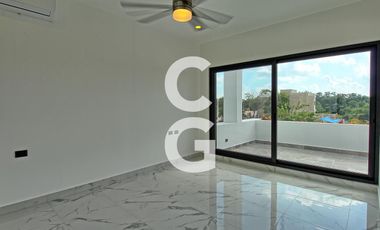 Casa en Venta en Cancun en Residencial Lagos del Sol con 4 Recamaras y Alberca
