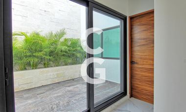 Casa en Venta en Cancun en Residencial Lagos del Sol con 4 Recamaras y Alberca