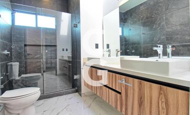 Casa en Venta en Cancun en Residencial Lagos del Sol con 4 Recamaras y Alberca