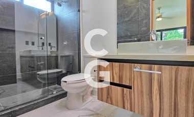 Casa en Venta en Cancun en Residencial Lagos del Sol con 4 Recamaras y Alberca