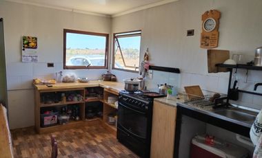 Hermosa parcela con casa de 5 dormitorios - EN VENTA