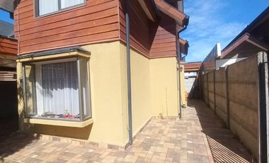 Se vende casa de 3 dormitorios y 3 baños en Linares