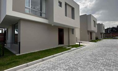 Venta casa  independiente por estrenar  en Urbanización en Puembo