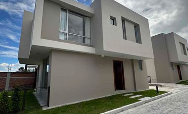 Venta casa  independiente por estrenar  en Urbanización en Puembo