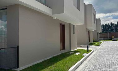 Venta casa  independiente por estrenar  en Urbanización en Puembo