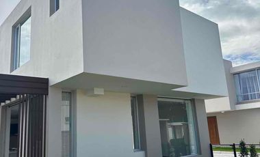 Venta casa  independiente por estrenar  en Urbanización en Puembo