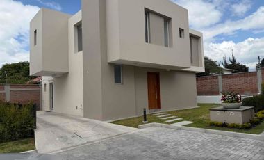 Venta casa  independiente por estrenar  en Urbanización en Puembo