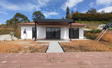 VENDO FINCA PARA ESTRENAR CERCA DE MARINILLA ANTIOQUIA.