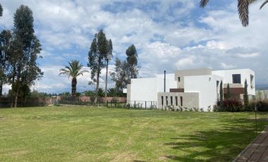 VENDO HERMOSO TERRENO EN URB PRIVADA PUEMBO (SECTOR COLEGIO AMERICANO, HIGHLANDS)