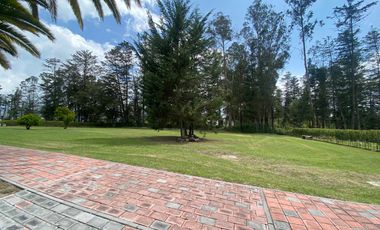 VENDO HERMOSO TERRENO EN URB PRIVADA PUEMBO (SECTOR COLEGIO AMERICANO, HIGHLANDS)