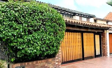 VENDO CASA ESQUINERA EN L CAROLINA -RECODO DEL COUNTRY 138.52