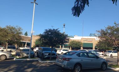 Local Comercial en Renta en Plaza Santa Barbara en Av. José Vasconcelos