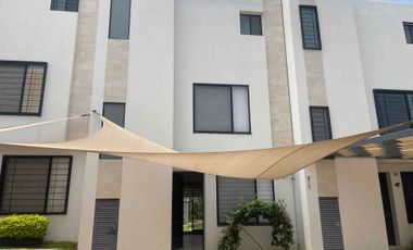 En RENTA Casa Nueva Modelo Recinto Vigilancia Alberca y Amenidades