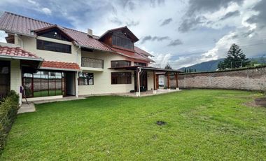 ¡Renta casa independiente con amplio terreno en San Gabriel, Valle de Los Chillos!