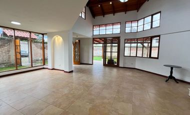 ¡Renta casa independiente con amplio terreno en San Gabriel, Valle de Los Chillos!