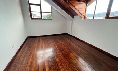 ¡Renta casa independiente con amplio terreno en San Gabriel, Valle de Los Chillos!