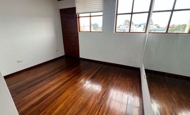 ¡Renta casa independiente con amplio terreno en San Gabriel, Valle de Los Chillos!