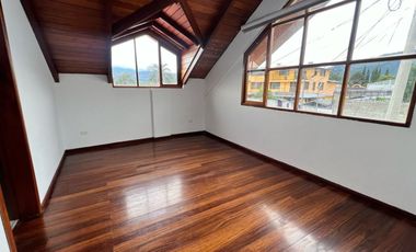 ¡Renta casa independiente con amplio terreno en San Gabriel, Valle de Los Chillos!