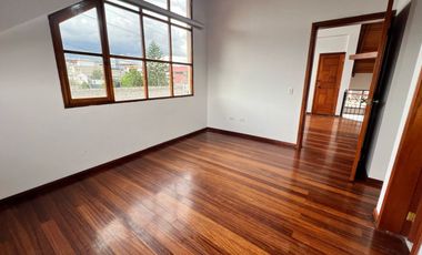 ¡Renta casa independiente con amplio terreno en San Gabriel, Valle de Los Chillos!